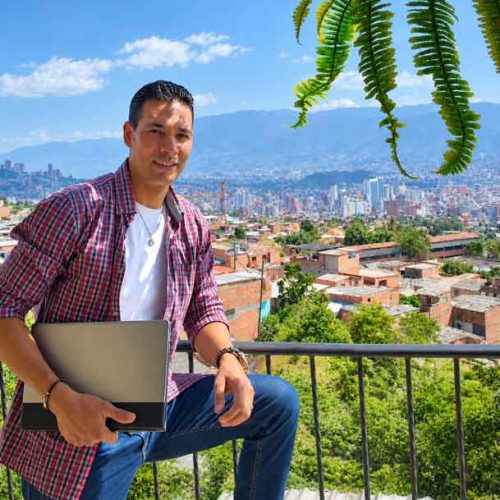 Retrato-con-ciudad-y-montañas