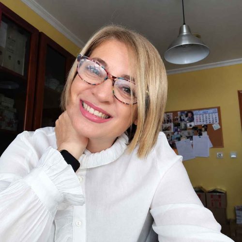 Selfi-sonriente-en-interior-cálido